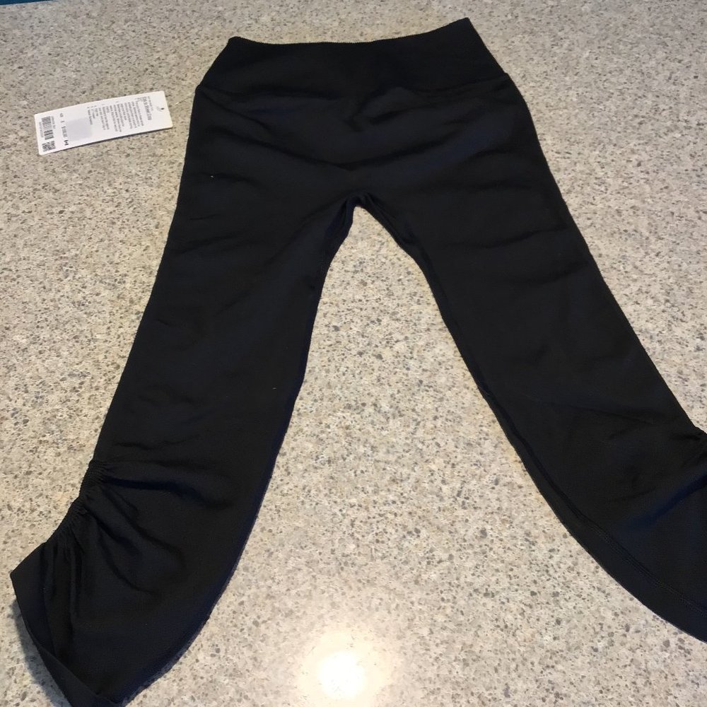NWT LuluLemon Ebb to Street Crop 21"
